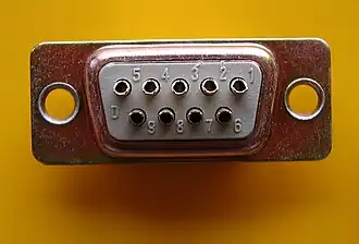 DE-9 (männlich) mit Nummerierung und Lötkelchanschluss (Ansicht auf Lötseite)