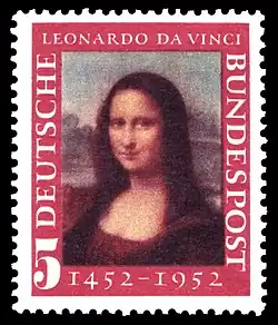 Farbige Briefmarke mit Mona Lisa, die von einem roten Rahmen erfasst wird. In diesem Rahmen steht „Deutsche Bundespost 5. Leonardo da Vinci. 1452-1952“