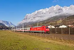 Bei Pfarrwerfen, im Vordergrund rechts das Tennengebirge, im Hintergrund links das Hagengebirge