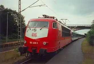 103&nbsp;228 in orientrot mit weißem „Lätzchen“