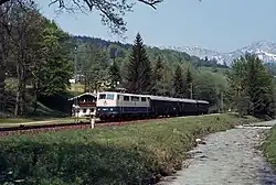 111 052 mit dem aus Eilzugwagen gebildeten Nahverkehrszug N&nbsp;5509 in Bischofswiesen im Frühjahr 1981
