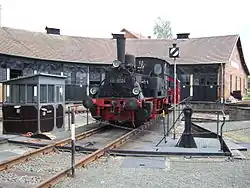 89 6024 des Deut­schen Dampf­lo­ko­mo­tiv-Mu­seums auf der Segmentdrehbühne in Neuen­markt-Wirs­berg