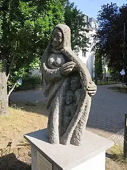 Schutzmantelmadonna vor der Herz-Jesu-Kirche zum Gedenken an die Zerstörung Dresdens am 13. Februar 1945