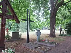 Grabgestaltung von Friedrich Press mit sich nach oben öffnendem Kreuz