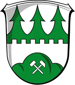 … oben drei grüne Tannen im Tannenschnitt: Nentershausen