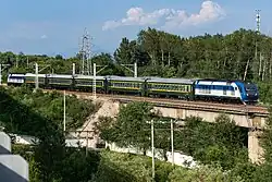 Zug der Tongzhou–Miyun-Linie mit fünf Wagen und je einer DF11G an beiden Enden