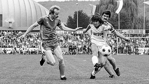 DFB-Pokal 1981/82: Lothar Matthäus scheitert mit seinem Torschuss, die Dillenburger Triesch (l.) und Perkovic kommen zu spät.