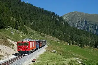 HGm 4/4 vor einem Zug auf der Furka-Bergstrecke