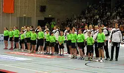 Die deutsche Frauen-Handballnationalmannschaft vor einem Länderspiel am 1.&nbsp;Dezember 2006 in Darmstadt mit Einlaufkindern