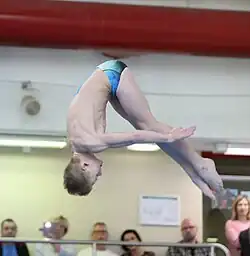 Absprung und Einleitung der Salto-Drehung