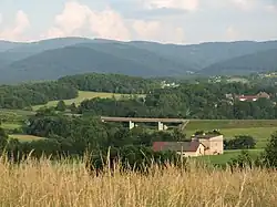 Die Schnellstraße S52 im Beskidenvorland.