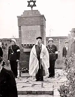 Einweihung des Denkmals für die Ermordeten der Schoáh im DP-Lager Frankfurt-Zeilsheim am 1. Jahrestag der Befreiung, dem 15. Mai 1946, mit Rabbiner Leon Thorn. Der Verbleib dieses Denkmals ist unbekannt.