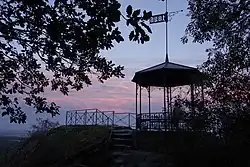 Aussichtspunkt Dettweiler-Tempel bei Sonnenuntergang