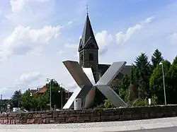 Plastik von Harald Thoma am Verkehrskreisel in der Nähe der Pfarrkirche