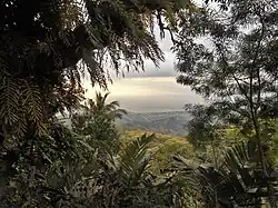 Blick hinab auf Dili von der Bergstraße nach Süden aus.