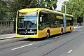 Ein vollelektrischer Mercedes-Benz eCitaro Gelenkbus auf der Linie 68.
