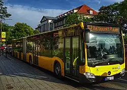 Ein Mercedes-Benz CapaCity L auf der Linie 62.