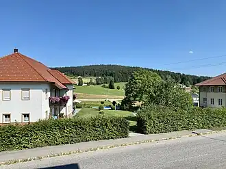 Blick vom Ortszentrum von Schwarzenberg am Böhmerwald auf den Dachsberg