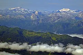 Blick vom Dachstein auf die Radstädter Tauern, im Hintergrund die Hohen Tauern (annotiert)