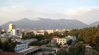 Dajti im Abendlicht von Tirana aus gesehen.
