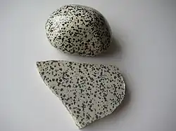 Dalmatiner-Jaspis, Rohstein und im Glattschliff als Trommelstein