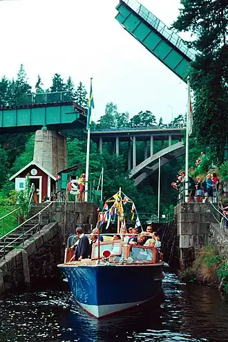Dalsland-Kanal bei Håverud (mit geöffneter Eisenbahnklappbrücke)