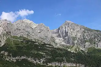 Die zum Val d’Ambiéz abfallende Westseite der Ghez-Gruppe mit dem Dos di Dalun, dem Val di Dalun und der Cima di Ghez (von links nach rechts)