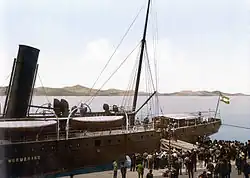 Heck des Dampfers beim Anlegen in Zadar