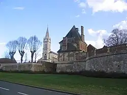 Schloss Dampierre mit der Kirche Saint-Pierre