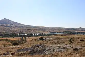 Damsa-Stausee, Blick nach Nordwesten; im Sommer