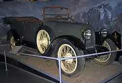 Daniels Modell A Touring (1917). Ein V8 mit 72&nbsp;bhp für US$ 2350[27]