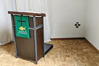 Detail: Vier Ziegelsteine aus der alten Kirche