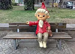 Das Sandmännchen auf der Bank an der Rathausbrücke