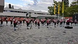 Mehrere Musiker stehen in Tracht auf einem Platz