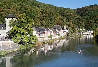 Blick über die Lahn auf den Ort, im Vordergrund die alte Gerichtseiche