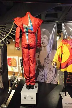 Ziggy-Stardust-Bühnenkostüme von Burretti aus dem Jahr 1972, Rock and Roll Hall of Fame, Cleveland (Ohio).