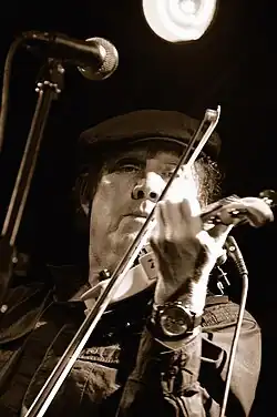 Violine spielender Musiker