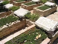 Israelische Standard-Militärgräber von David Elazar, Jonathan Netanjahu und anderen mit Jahrzeit Kerzen.