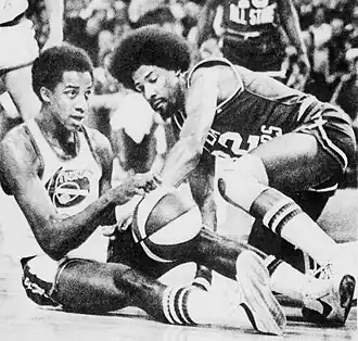 David Thompson (links) neben Julius Erving (1976)