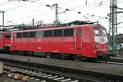 140&nbsp;097 in teilweise verwitterter, orientroter Farbgebung in Heilbronn Hbf (Oktober 2004)