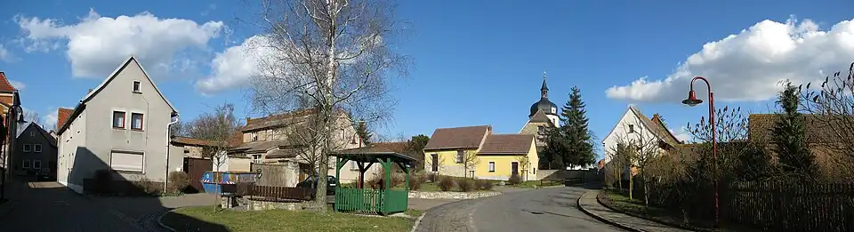 Hauptstraße in Eßleben mit Blick auf Kirche (Kamerastandpunkt→51.15230597277811.460687518056)