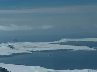 Blick vom Ongal Peak über die Moon Bay hinweg auf den Debelt-Gletscher
