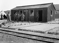 Britische Soldaten an der Zwischen­station Planica, heute Phiska