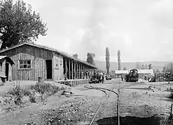 Britische Soldaten am Endbahnhof Snevci der Decauville-Bahn