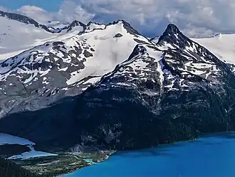 Nordansicht des Berges (Mitte; der Guard Mountain rechts)