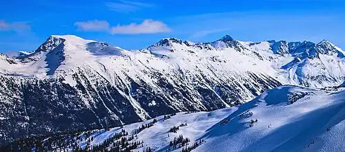 Decker Mountain (links), Mount Trorey (Mitte) und Tremor Mountain (rechts der Mitte) von den Skihängen des Whistler Mountain in British Columbia, Kanada, gesehen