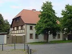 Alte Dorfstraße 2, denkmalgeschütztes Wohnhaus eines Dorfbaumeisters aus der Biedermeierzeit im preußischen Landhaus­stil nach David Gilly