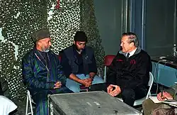 Karzai als neu ernannter Vorsitzender des Interimskabinetts von Afghanistan trifft den Verteidigungsminister der Vereinigten Staaten Donald Rumsfeld am 16. Dezember 2001
