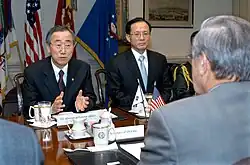 Soo-hyuck Lee (Mitte), 2004