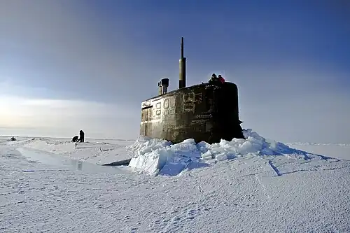 Das U-Boot USS Connecticut durchbricht bei Prudhoe Bay das Eis